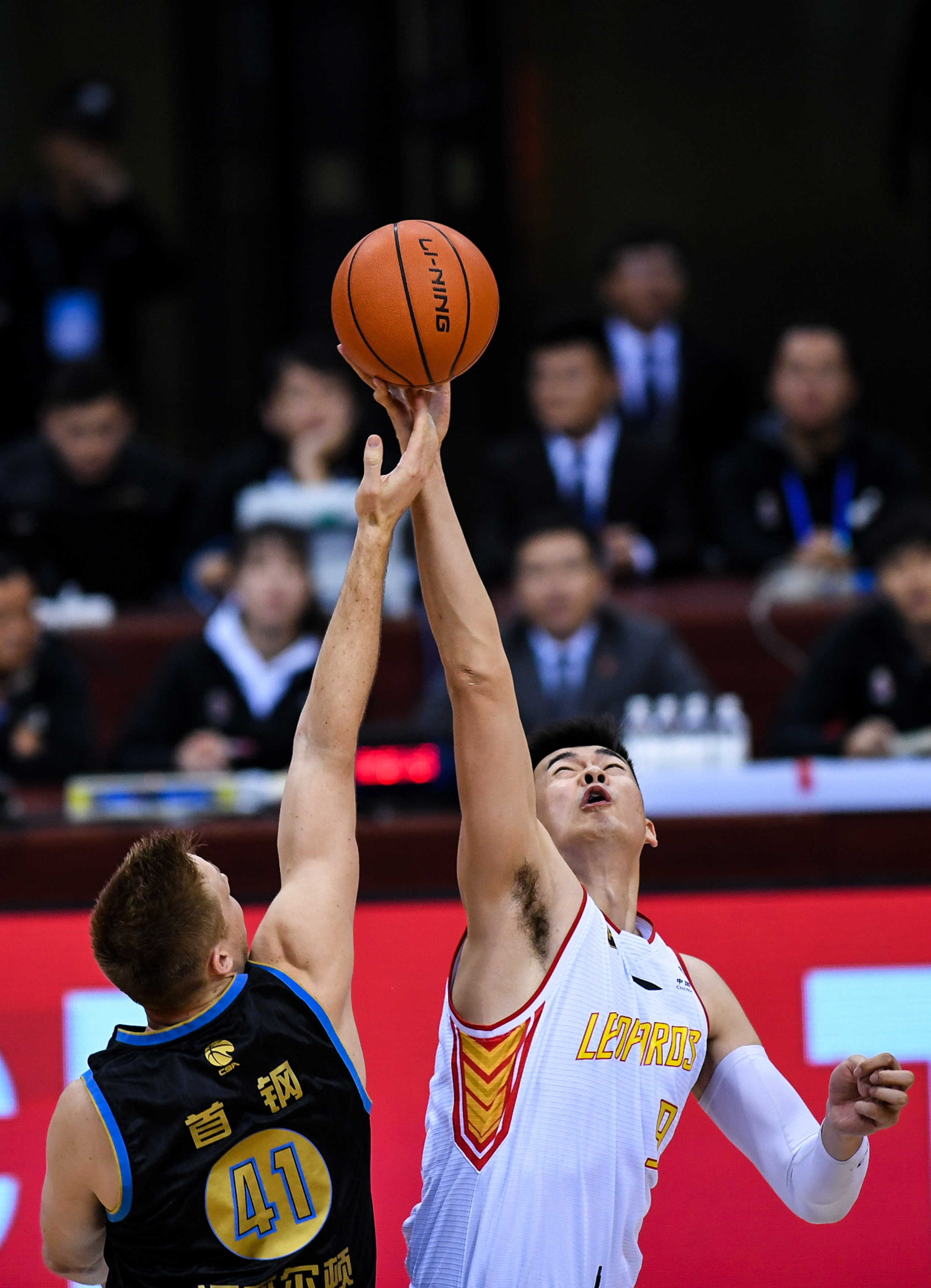 棒球场上的环境噪音与防守沟通