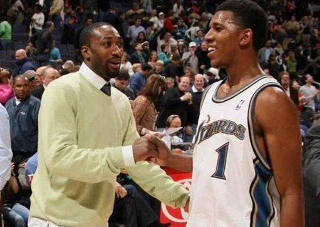 53岁齐达内上海街头踢毽子，与大妈迅速融入展现高球商风采