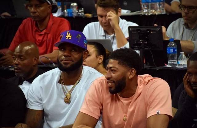 承认吧！皇马太子就是被高估的体系球员，离开伯纳乌啥也不是