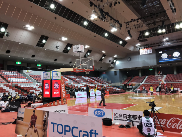 点赞国足球迷赛后主动捡垃圾打扫现场